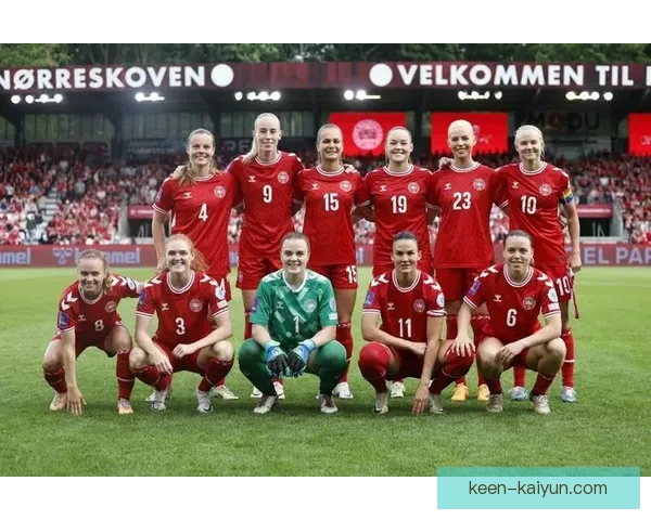 丹麦国家队红白战袍持续获得球迷关注与支持