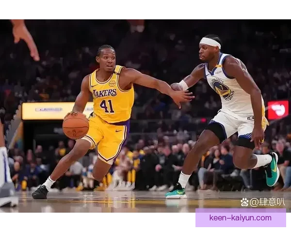 戴维斯的防守站位持续提升，状态回暖备受关注